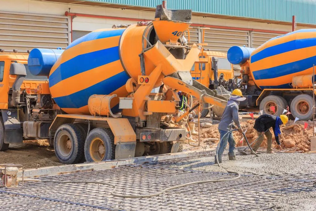 concrete-pouring-during-commerci
